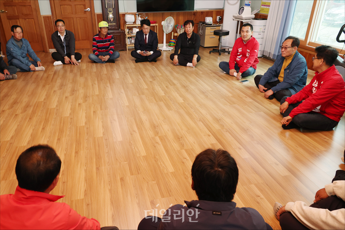 김진태 국민의힘 강원도지사 후보가 21일 오후 강원도 양양 수산리어촌마을회관에서 주민들과 대화를 나누고 있다. ⓒ데일리안 홍금표 기자
