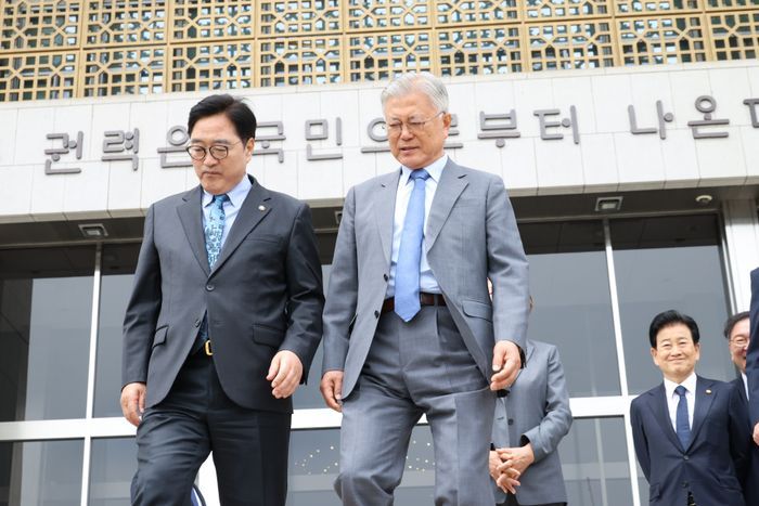 우원식 국회의장이 27일 서울 여의도 국회 본청 정현관에서 4·27 판문점선언 8주년 기념식에 참석한 문재인 전 대통령과 기념촬영을 위해 이동하고 있다.ⓒ뉴시스