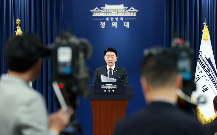 강훈식 청와대 비서실장이 15일 청와대 춘추관에서 전략경제협력 대통령특사 활동 결과 관련 브리핑을 하고 있다. ⓒ뉴시스