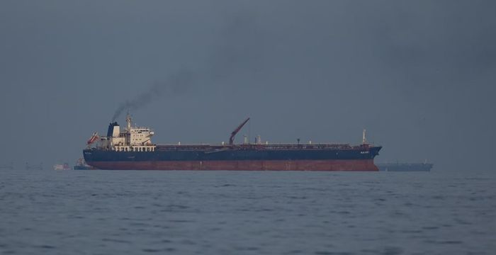 지난 11일 아랍에미리트(UAE) 호르 파칸에서 바라본 호르무즈 해협에 유조선과 화물선들이 정박해 있다. ⓒ AP/연합뉴스