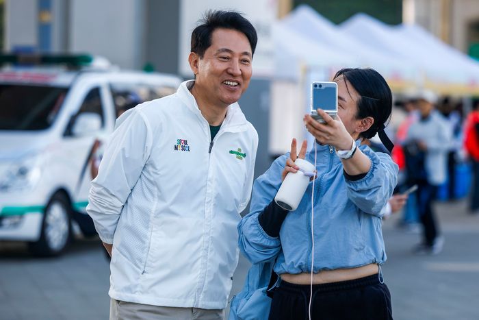 오세훈 서울시장이 26일 서울 서초구 반포한강공원 일대에서 열린 쉬엄쉬엄 모닝에서 시민들과 기념촬영을 하고 있다. ⓒ뉴시스