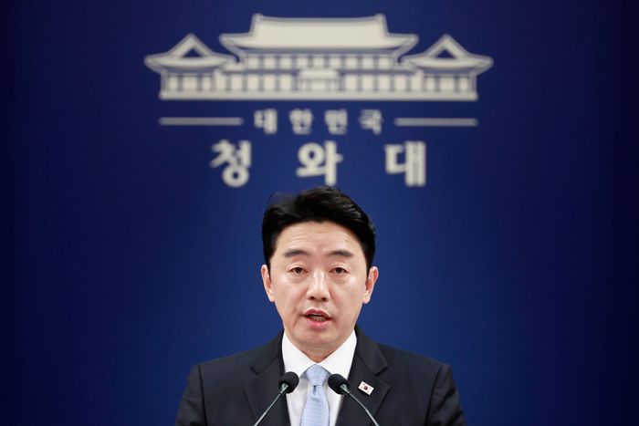 강훈식 비서실장이 24일 청와대에서 비상경제 상황 관련 브리핑을 하고 있다.ⓒ뉴시스