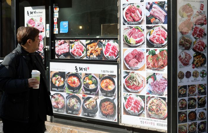 서울 시내 한 음식점에 삼겹살과 비빔밥 사진이 게시돼 있다.ⓒ뉴시스