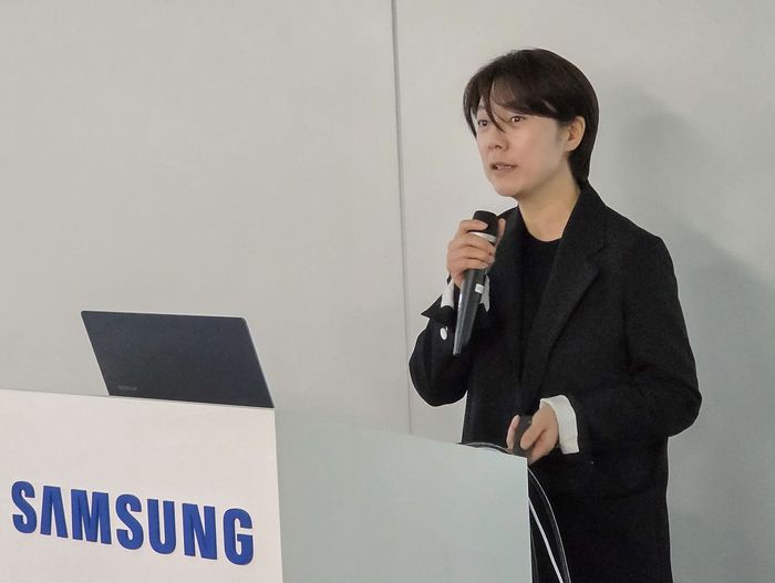 삼성전자 MX사업부 디자인팀 이지영 상무가 갤럭시 S26 시리즈 디자인에 대해 소개하고 있다.ⓒ삼성전자