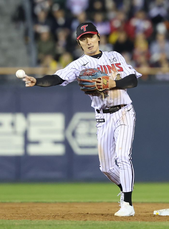 1할대 타율 기록 중인 신민재. ⓒ 뉴시스