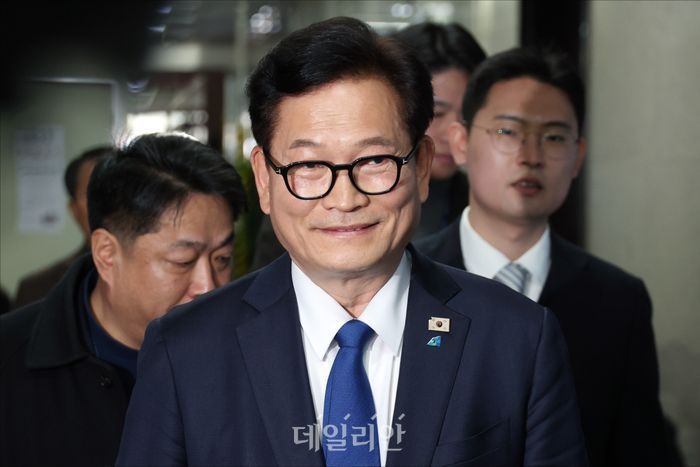 더불어민주당으로 복당한 송영길 전 대표가 5일 오후 서울 여의도 국회에서 정청래 더불어민주당 대표와의 면담을 위해 당대표실로 향하고 있다. ⓒ데일리안 홍금표 기자