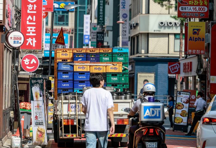 서울 종로구 종각 젊은의거리에 주류운반차량이 주류를 배달하기 위해 서 있다.ⓒ뉴시스