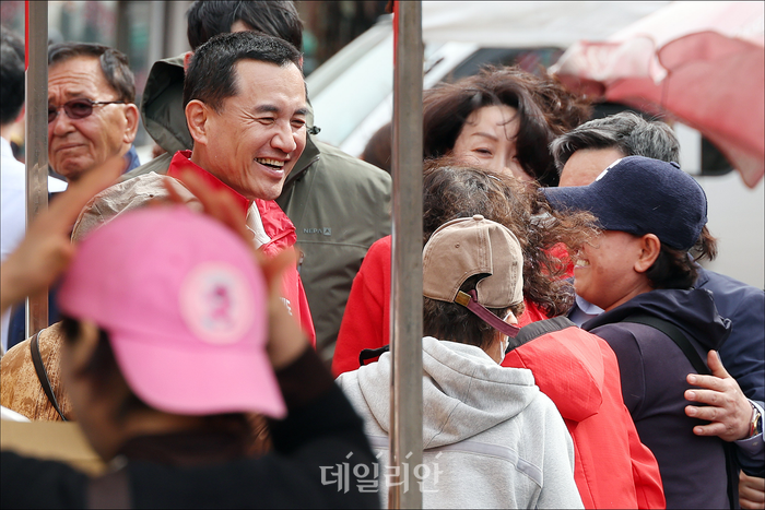 김진태 국민의힘 강원도지사 후보가 21일 오후 강원도 강릉 주문진종합시장 일대에서 시장 상인과 주민들을 만나며 인사를 나누고 있다. ⓒ데일리안 홍금표 기자