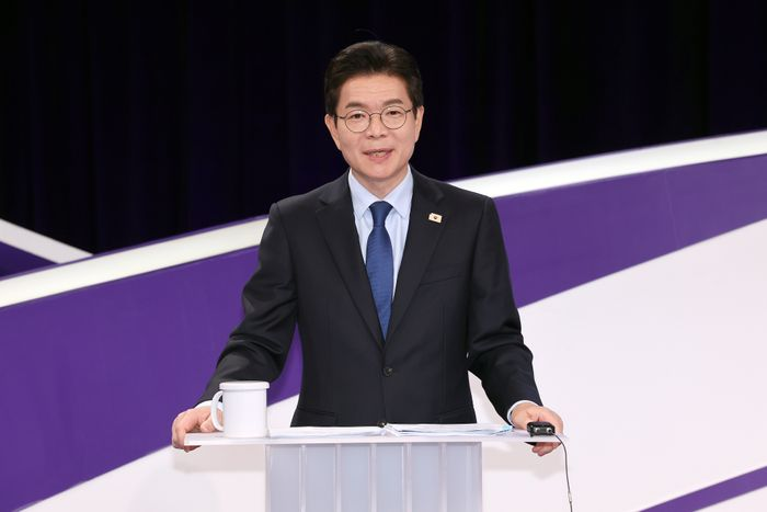 정원오 더불어민주당 서울시장 예비후보가 지난달 31일 서울 마포구 상암동 MBC 신사옥에서 열린 더불어민주당 서울시장 후보자 본경선 합동토론회에서 기념촬영하고 있다. ⓒ국회사진기자단