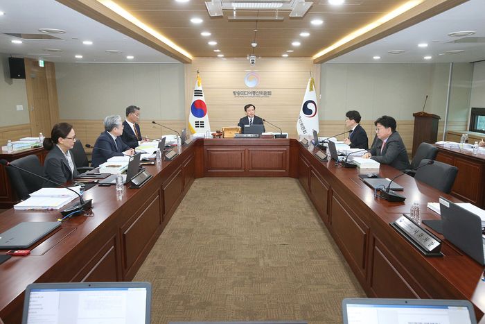 김종철 방송미디어통신위원회 위원장(가운데)이 10일 정부과천청사에서 