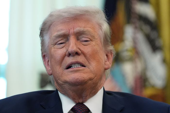 도널드 트럼프 미국 대통령이 31일(현지 시간) 백악관 집무실에서 행정명령 서명식을 진행한 뒤 취재진에 발언하고 있다. ⓒAP·뉴시스