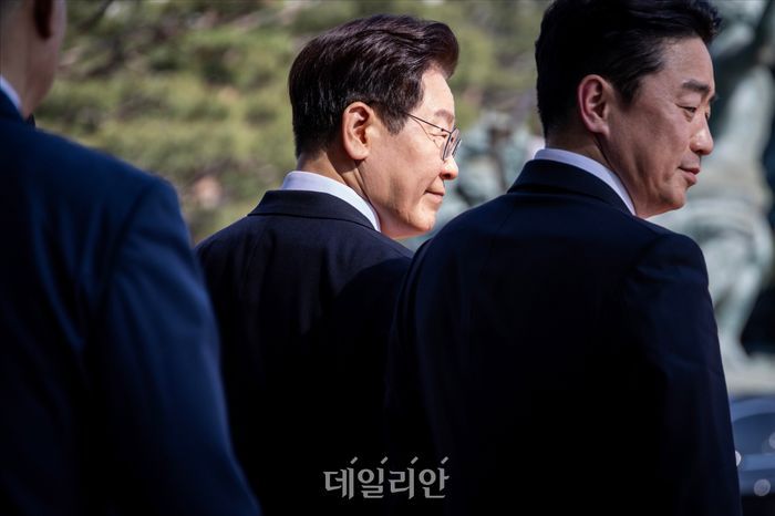 이재명 대통령이 2일 서울 여의도 국회에서 중동 전쟁 대응 등을 위한 추가경정예산안과 관련해 시정연설을 마친 후 본청을 나서고 있다. ⓒ데일리안 홍금표 기자