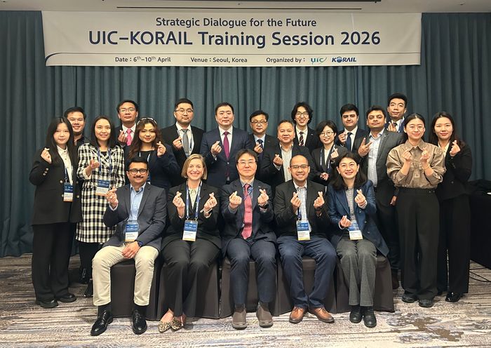 한국철도공사가 ‘국제철도연맹(UIC, International Union of Railways) 아시아·태평양 지역 회원국 초청연수’ 참석자들과 기념사진을 촬영하고 있다.ⓒ한국철도공사