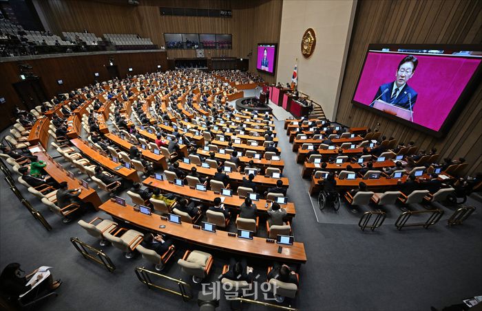 이재명 대통령이 2일 국회 본회의장에서 중동 사태 대응을 위한 추가경정예산안 관련 시정연설을 하고 있다. ⓒ데일리안 홍금표 기자