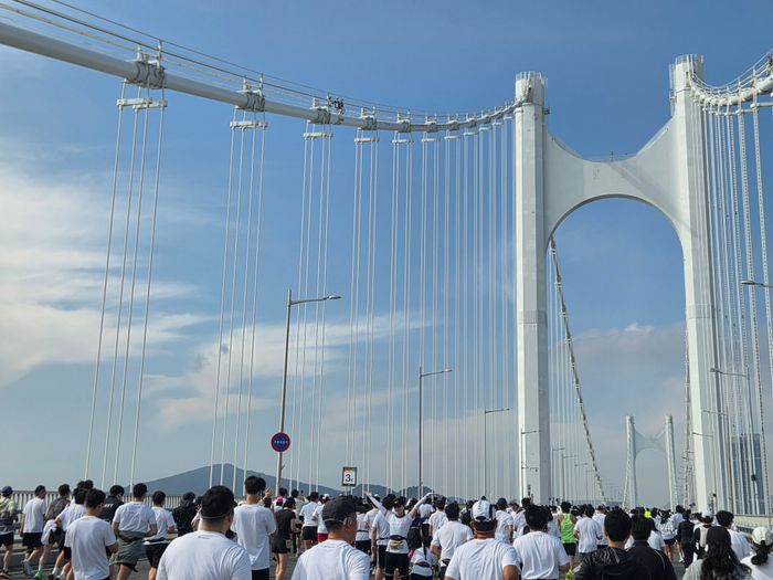 지난 5일 부산 광안대교 구간에서 ‘제13회 메르세데스-벤츠 기브앤 레이스’ 참가자들이 바다 위 광안대교를 따라 달리며 장관을 연출하고 있다. ⓒ데일리안 정진주 기자