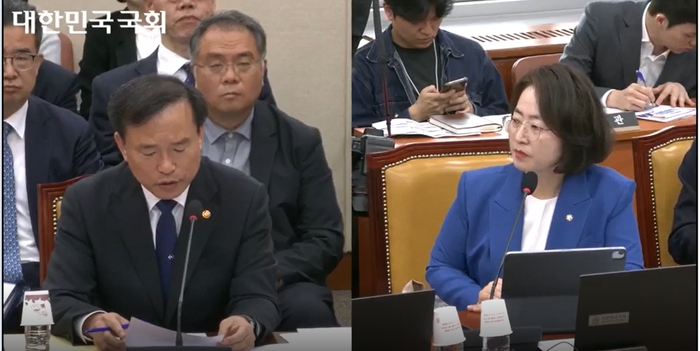 김종철 방송통신미디어위원회 위원장이 28일 열린 여의도 국회에서 열린 제434회 국회(임시회) 제5차 과학기술정보방송통신위원회 전체회의에서 이주희 더불어민주당 의원의 질의에 답하고 있다.국회 인터넷중계시스템 캡처