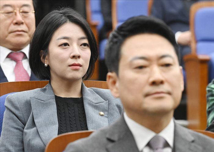 국민의힘 장동혁 대표와 배현진 의원이 2월 23일 서울 여의도 국회에서 열린 국민의힘 의원총회에 참석하고 있다. ⓒ데일리안 홍금표 기자