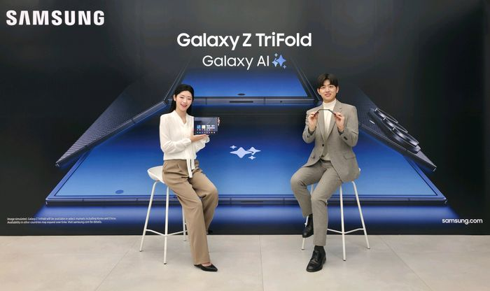 모델이 3단 폴더블 스마트폰 