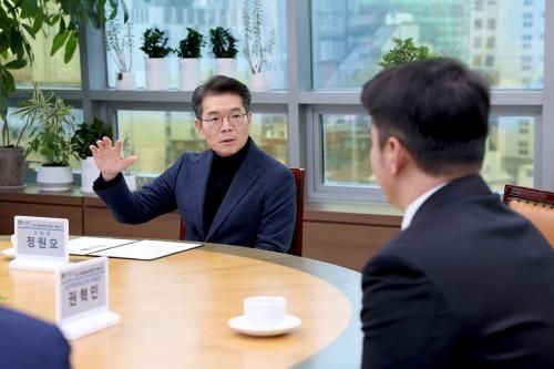 정원오 더불어민주당 서울시장 예비후보가 지난해 12월 성동구청장 재임 시절 성동구청 회의실에서 권혁민 도이치모터스 대표와 대화를 나누고 있다. 이 사진은 현재 성동구청 홈페이지에서 비공개로 전환됐다. ⓒ성동구청