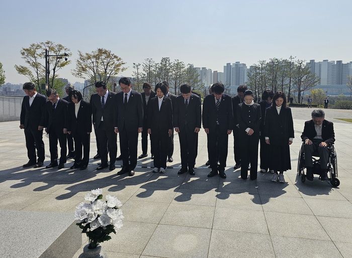 화성현충공원 현충탑을 참배중인 정명근 민주당 후보와 일행들. ⓒ캠프 제공