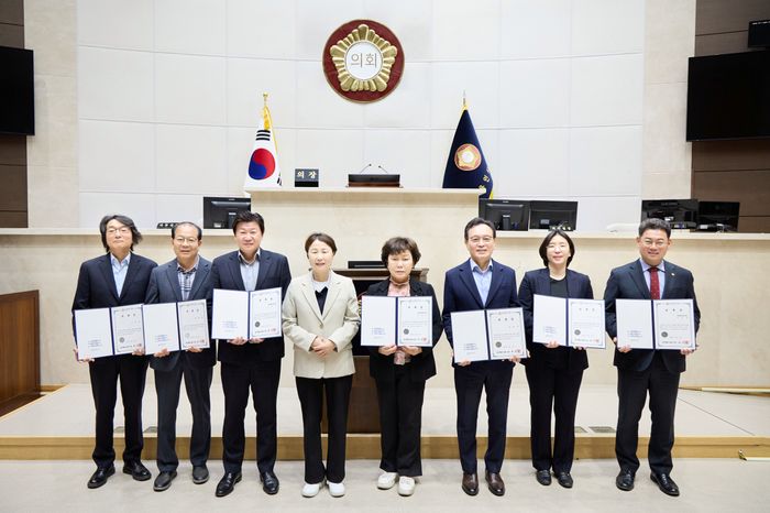 유진선 의장과 결산검사 위원들이 기념촬영을 하고 있다. ⓒ용인시의회 제공