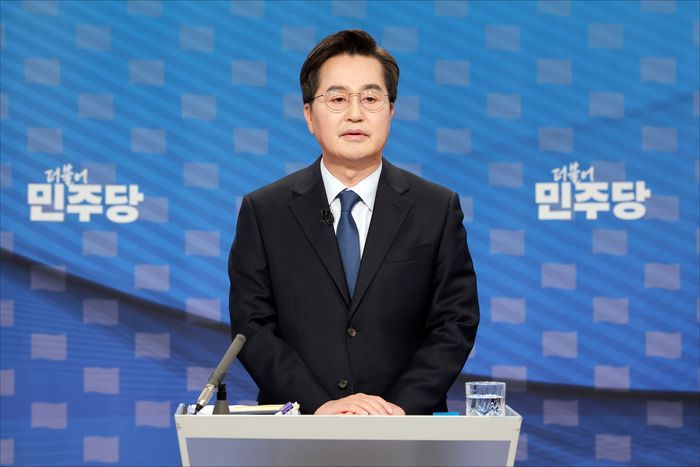 김동연 더불어민주당 경기도지사 경선 후보가 1일 서울 양천구 SBS 목동 스튜디오에서 열린 더불어민주당 경기도지사 후보자 2차 합동토론회에서 토론 시작을 기다리고 있다. ⓒ국회사진기자단