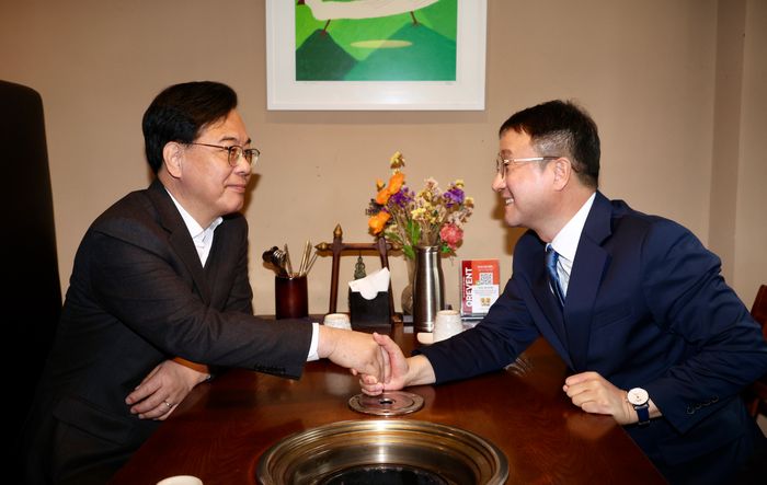 한병도 더불어민주당 원내대표와 송언석 국민의힘 원내대표가 3월 30일 서울 영등포구 한 음식점에서 회동을 하며 악수를 하고 있다. ⓒ뉴시스