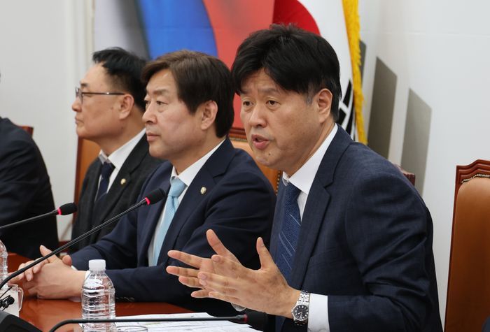 김용 전 민주연구원 부원장이 13일 오후 서울 여의도 국회에서 무죄를 주장하는 기자회견을 하고 있다. 이재명 대통령의 측근인 김 전 부원장은 불법 선거자금을 받은 혐의로 기소되어 1·2심 모두에서 유죄 판결을 받은 후 보석 석방되어 3심을 앞두고 있다. ⓒ뉴시스
