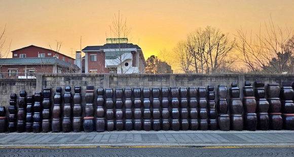 &nbsp;  Earthenware at the Haebangchon entrance on Sinheung-ro [Photo=Park Seong-gi]