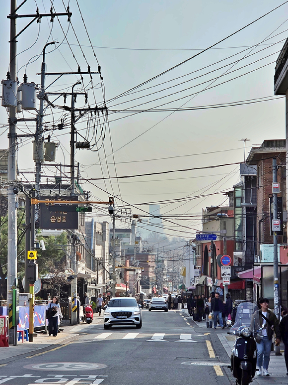 &nbsp;  Scenes of Sinheung-ro in Haebangchon. [Photo=Park Seong-gi]