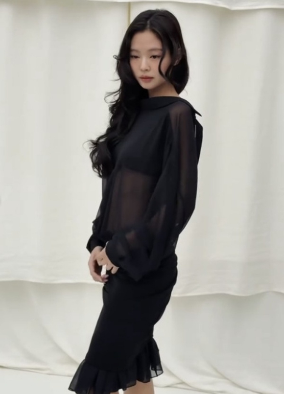 

<figure>” /><figcaption>
<figure></figcaption></figure>
<p>この日、ジェニーはジャックムスのシースルーのドレスを着用し、その下にアンダーバストトップを合わせてセクシーさを強めた。このドレスは約265万ウォン（約27万8,542円）と伝えられている。</p>
<figure><img decoding=