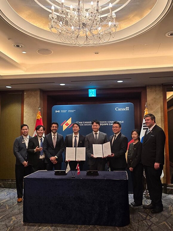 &nbsp;  South Korean and Canadian government and corporate officials who attended the agreement signing pose for a commemorative photo. [Photo provided by Dr. Jeon Seol]