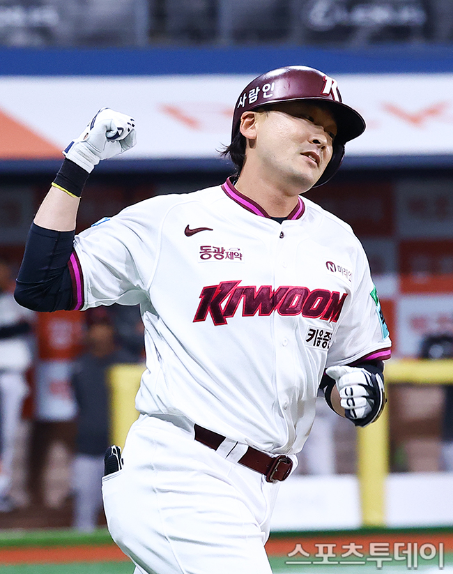 ソウル・高尺スカイドームでのLGツインズ対キウム・ヒーローズ戦、9回裏無死満塁でキウムのイ・ヒョンジョンが本塁打を放つ場面（2026年4月5日）