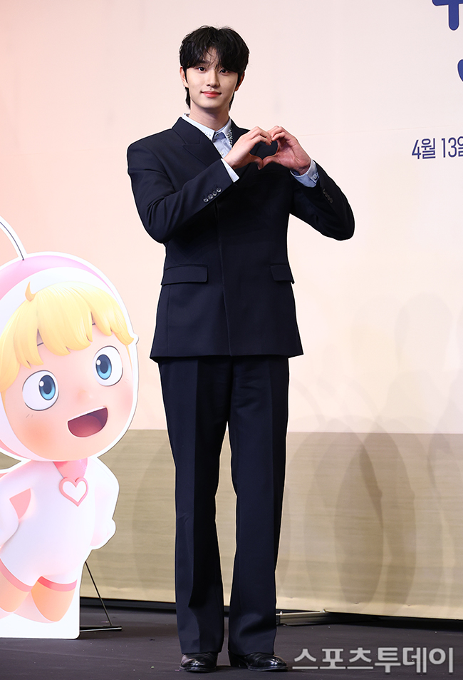 キム・ジェウォンが制作発表会に出席する様子