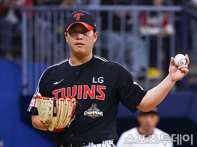 2026年4月5日、ソウル・高尺スカイドームでのLGツインズ対高尺ヒーローズ戦。9回裏、無死満塁の場面でLGのハム・ドクジュがキウムのイ・ヒョンジョンに満塁本塁打を浴びた瞬間。