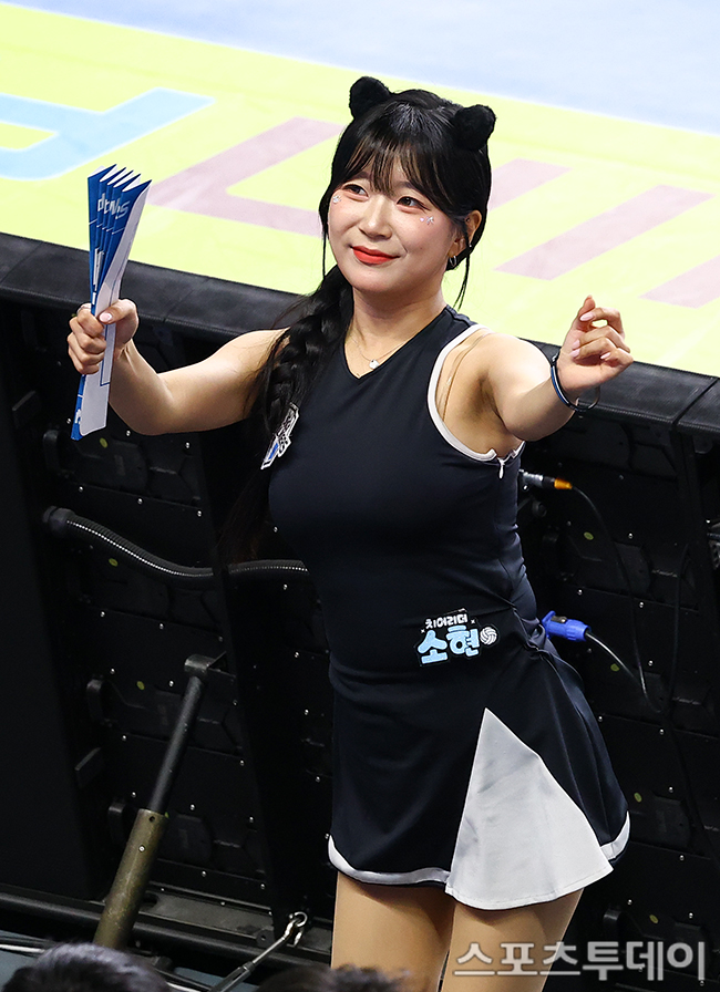 ヒュンダイキャピタルのチアリーダー、イ・ソヒョンが応援している様子