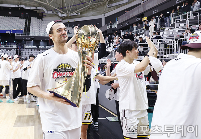 水原KTと昌原LGの試合の写真