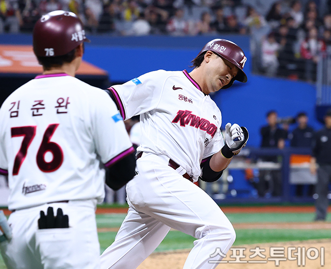 5日、ソウル高尺スカイドームでのLGツインズ対高尺ヒーローズ戦、9回裏無死満塁でキウムのイ・ヒョンジョンがホームランを放っている