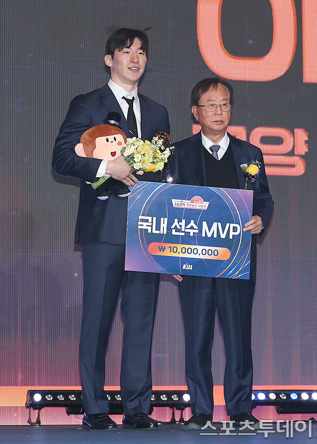 高陽ソノのイ・ジョンヒョンが韓国国内選手MVPを受賞している様子（2026年4月9日）。