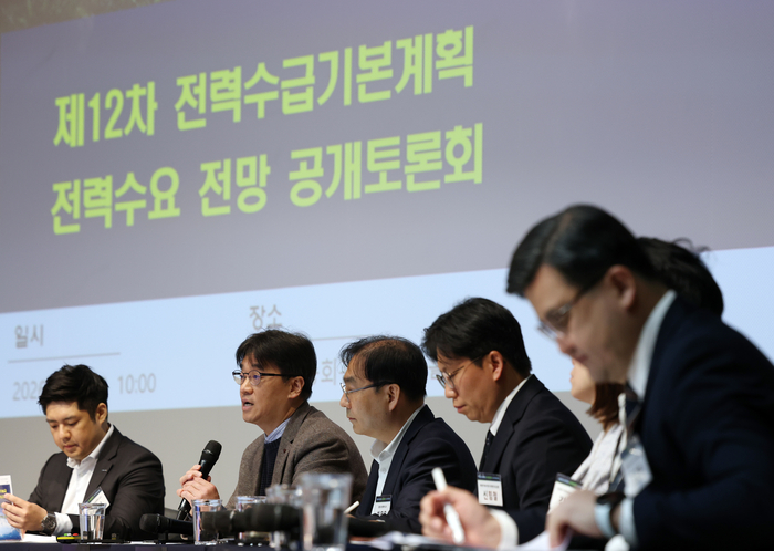 22일 서울 양천구 한국방송회관에서 열린 12차 전력수급기본계획 대국민 정책 토론회에서 수요계획소위원회 위원장인 허진 이화여대 교수가 수요전망 종합발표를 하고 있다. 연합뉴스.