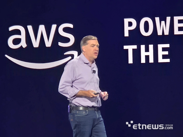 맷 가먼 아마존웹서비스(AWS) 최고경영자(CEO)가 2일(현지시간) 미국 라스베이거스에서 열린 AWS 리인벤트 2025에서 기조연설하고 있다. [사진=현대인 기자]