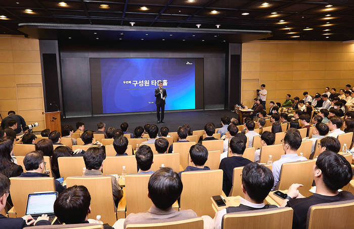 정재헌 SK텔레콤 대표가 21일 서울 을지로 본사에서 취임 6개월 타운홀 미팅을 진행하고 있다.