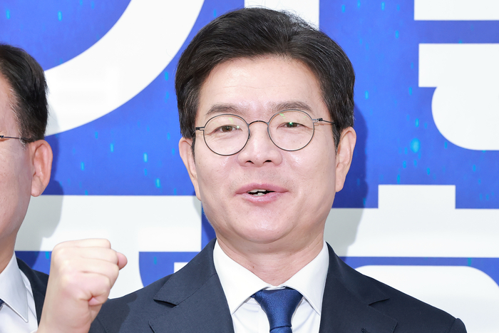 더불어민주당 정원오 서울시장 후보가 17일 서울 용산구 민주당 강태웅 용산구청장 후보 선거사무소에서 열린 현장 최고위원회의 시작을 기다리며 서울에서 출마하는 지방선거 후보들과 사진을 찍고 있다. 연합뉴스