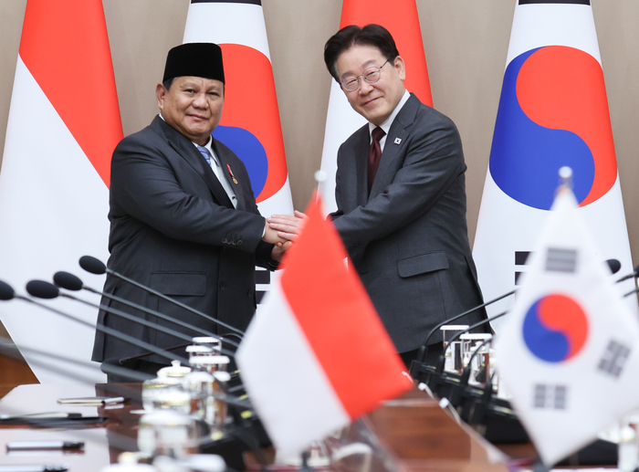 이재명 대통령과 프라보워 수비안토 인도네시아 대통령이 1일 청와대에서 확대 정상회담에 앞서 악수하고 있다. 연합뉴스