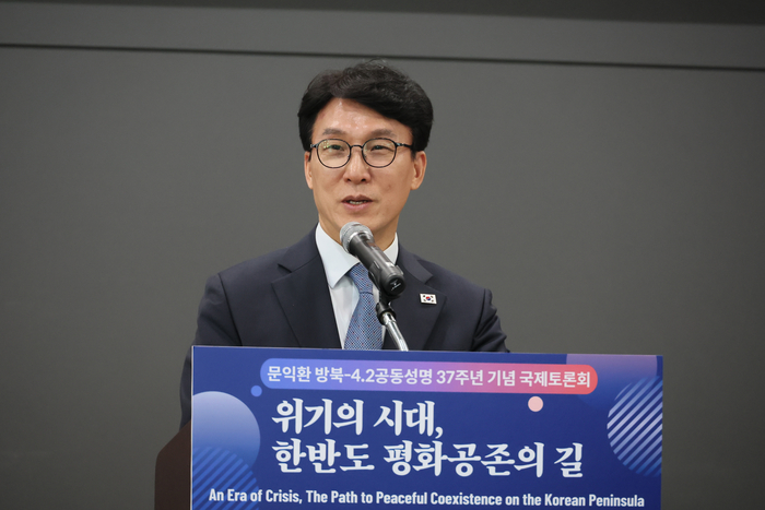김민석 국무총리가 2일 서울 종로구 서울글로벌센터에서 열린 문익환 방북-4.2공동성명 37주년 기념 국제토론회에서 축사하고 있다. 연합뉴스.