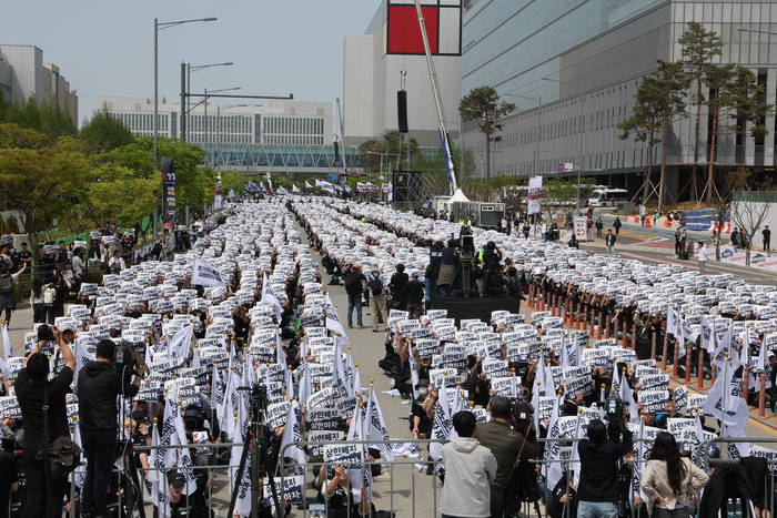 삼성전자 노조 투쟁 결의대회     (평택=연합뉴스) 홍기원 기자 = 23일 경기 평택시 삼성전자 평택캠퍼스 앞에서 열린 삼성전자 노동조합 공동투쟁본부의 '투명하게 바꾸고, 상한폐지 실현하자-4/23 투쟁 결의대회'에서 조합원들이 구호를 외치고 있다. 2026.4.23     xanadu@yna.co.kr (끝)