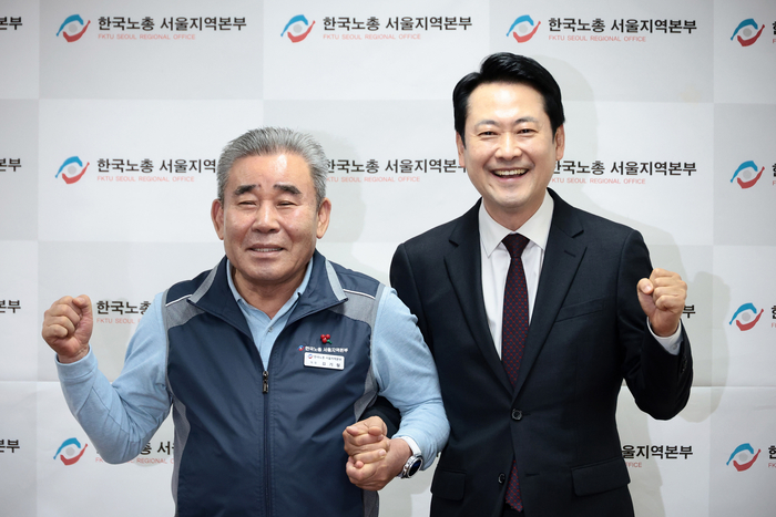 국민의힘 장동혁 대표(오른쪽)와 김기철 한국노총 서울지역본부 의장이 21일 서울 영등포구 한국노총 서울지역본부에서 열린 간담회에 앞서 기념 촬영을 하며 손잡고 있다. 연합뉴스