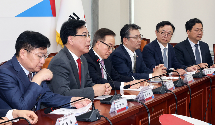 국민의힘 송언석 원내대표가 15일 국회에서 열린 경제계 인사들과 함께 한 노동 현안 간담회에서 발언하고 있다. 왼쪽부터 국민의힘 정점식 정책위의장, 송 원내대표, 이동근 한국경영자총협회 상근부회장, 오기웅 중소기업중앙회 상근부회장, 정대진 한국자동차모빌리티산업협회 회장,,오충종 조선해양플랜트협회 부회장. 연합뉴스