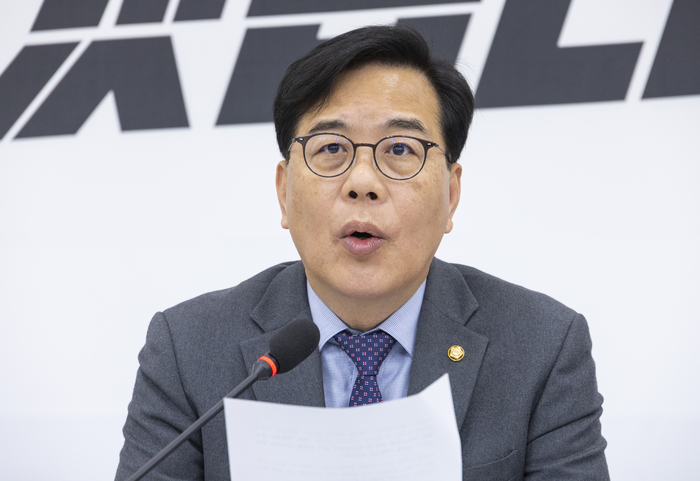 국민의힘 송언석 원내대표가 22일 국회에서 기자간담회를 하고 있다. 연합뉴스