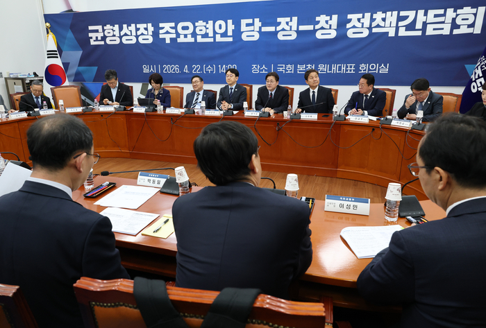홍익표 청와대 정무수석이 22일 국회에서 열린 균형성장 주요 현안 당·정·청 정책간담회에서 인사말을 하고 있다. 연합뉴스